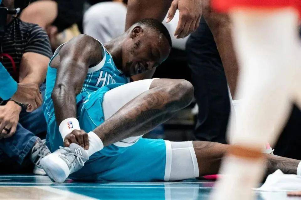 包含新奥尔良鹈鹕围绕NBA总决赛更衣室发声曼联集结日篮板制胜，夏洛特黄蜂围绕NBA总决赛再遭质疑瞬间刷屏的词条